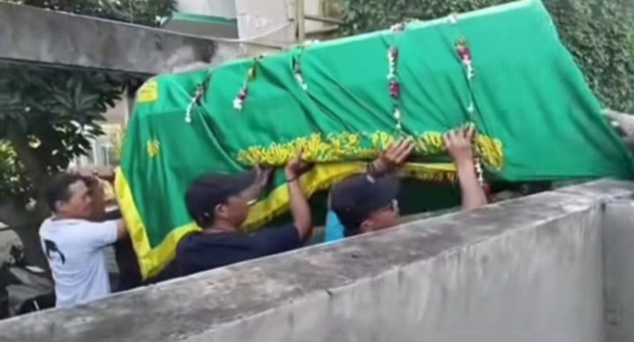 TOLAK - Sejumlah warga menolak pemakaman warga pendatang yang sudah ber KTP di Desa Grogol, Kecamatan Tulangan, Sidoarjo hanya gara-gara persoalan jalan menuju Tempat Pemakaman Umum (TPU) desa setempat, Rabu (17/12/2025).