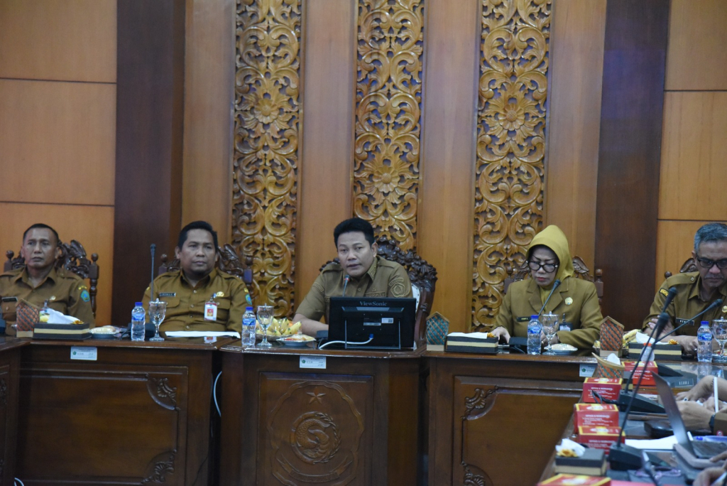 RAPAT - Bupati Sidoarjo Subandi memimpin rapat bersama seluruh kepala OPD yang isinya meminta semua dinas menaikkan potensi PAD di seluruh sektor saat rapat rutin coffee morning di Kantor Setda Sidoarjo, Senin (05/01/2026).