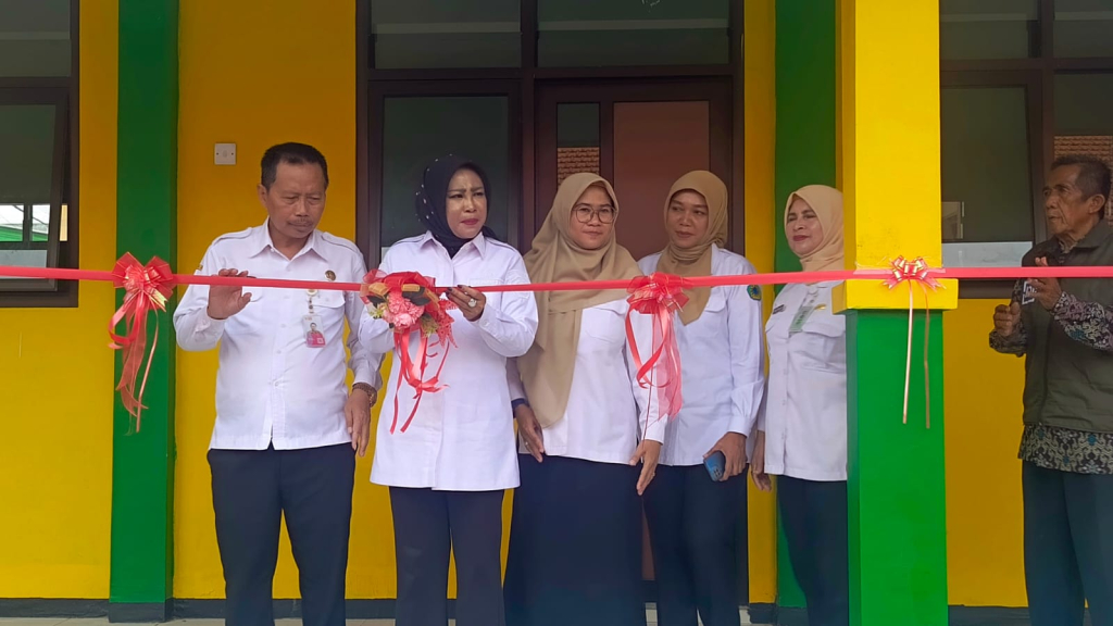 RESMIKAN - Wabup Sidoarjo Mimik Idayana meresmikan bangunan SDN Sidodadi, Kecamatan Candi usai menerima bantuan Program Revitalisasi Satuan Pendidikan Tahun Anggaran 2025 bersumber APBN dengan nilai total Rp 984 Juta, Rabu (07/01/2026).