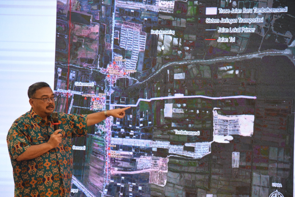 PAPARAN - Kepala Dinas P2CKTR M Bachruni Aryawan dan Bupati Sidoarjo Subandi menyampaikan paparan rencana kawasan wisata Mangrove sepanjang Kecamatan Sedati hingga Kecamatan Jabon, Kamis (08/01/2026).