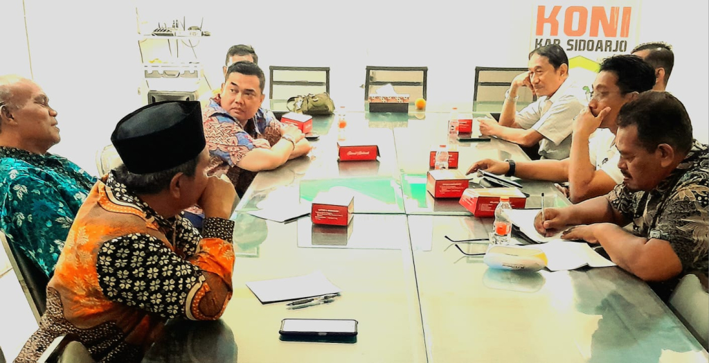 BERENCANA - Pengurus KONI Sidoarjo dan seluruh pengurus Cabang Olahraga (Cabor) di Kabupaten Sidoarjo berencana bersilaturahmi dengan Bupati Sidoarjo, Subandi usai rapat di Kantor KONI Sidoarjo, Jumat (09/01/2026).