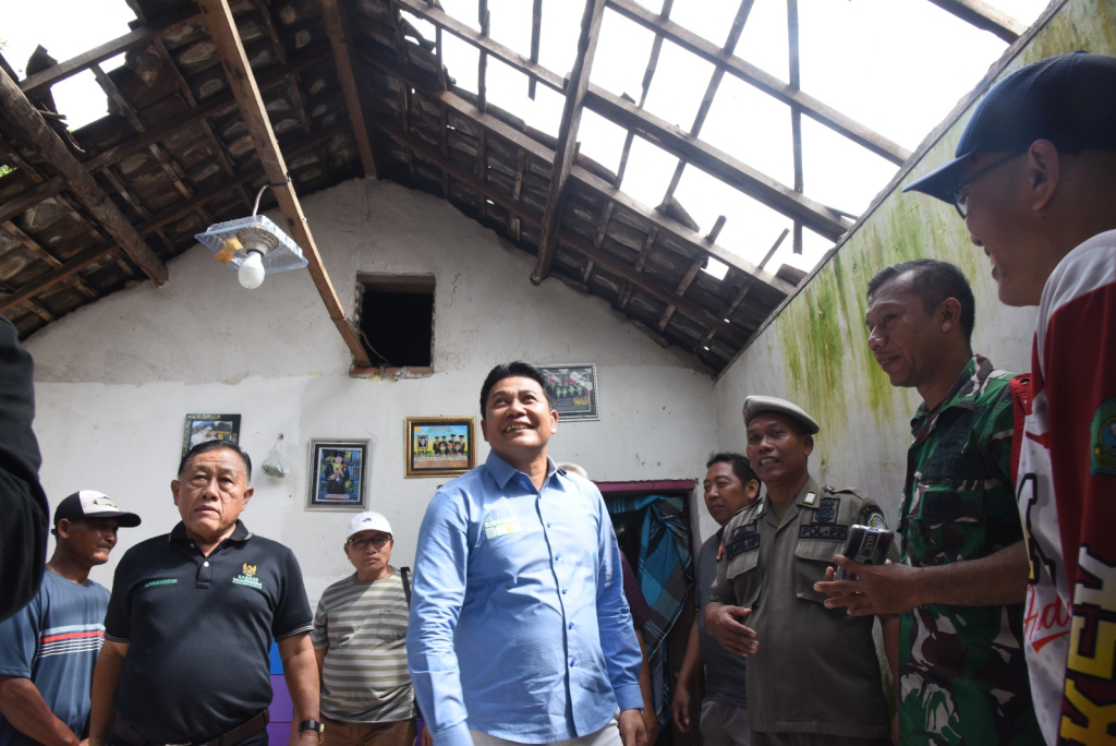 RTLH - Bupati Sidoarjo Subandi didampingi anggota Komisi C DPRD Sidoarjo M Nizar menargetkan perbaikan empat unit RTLH di tiga kecamatan yang berbeda bisa rampung pada Januari ini, Minggu (11/01/2026).