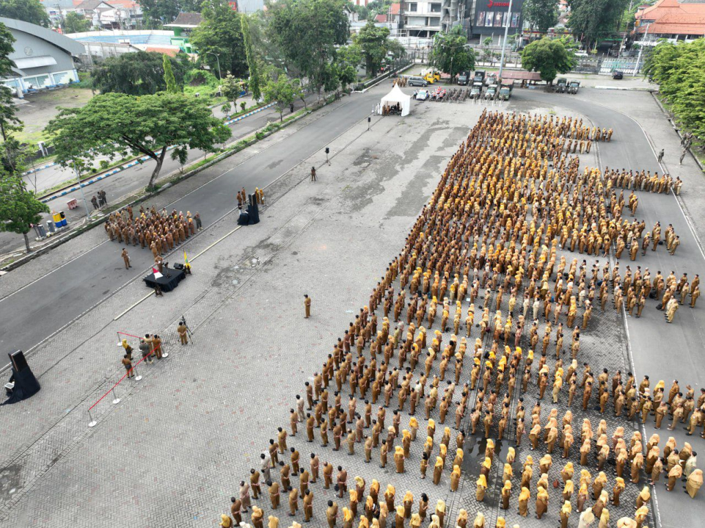 APEL AKBAR - Bupati Sidoarjo Subandi memimpin Apel Akbar ribuan Aparatur Sipil Negara (ASN) di lingkungan Pemerintah Kabupaten (Pemkab) Sidoarjo yang digelar di Parkir Timur GOR Sidoarjo, Senin (12/01/2026).