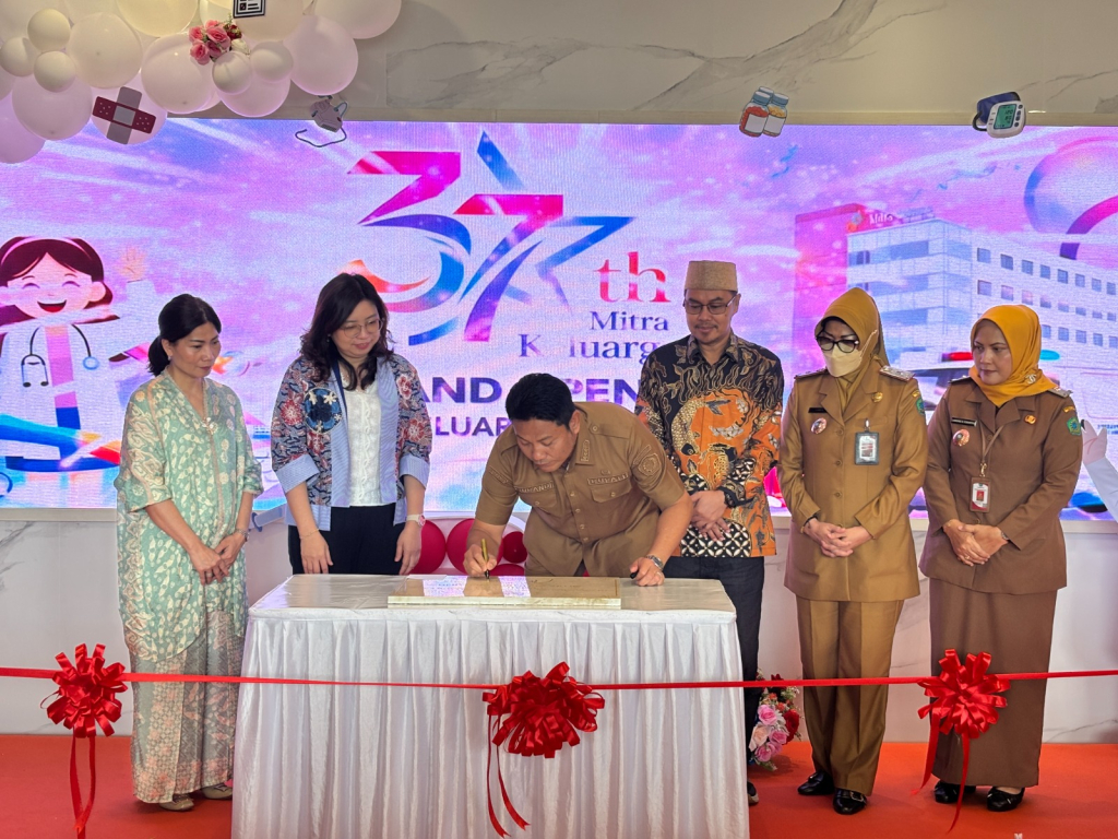 RESMIKAN - Bupati Sidoarjo, Subandi meresmikan RS Mitra Keluarga Sidoarjo yang berlokasi di Jalan KH Ali Mas’ud, Desa Pagerwojo, Kecamatan Buduran, Sidoarjo dengan kapasitas 100 bed layanan, Senin (12/01/2026).