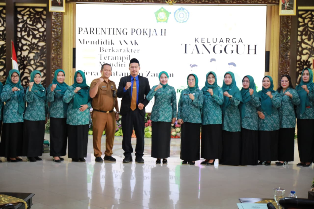 AJAK - Ketua Tim Penggerak (TP) PKK Kabupaten Sidoarjo, Sriatun Subandi mengajak para ibu-ibu berperan aktif menciptakan keluarga tangguh saat edukasi parenting Pokja II di Pendopo Delta Wibawa, Selasa (13/01/2026).