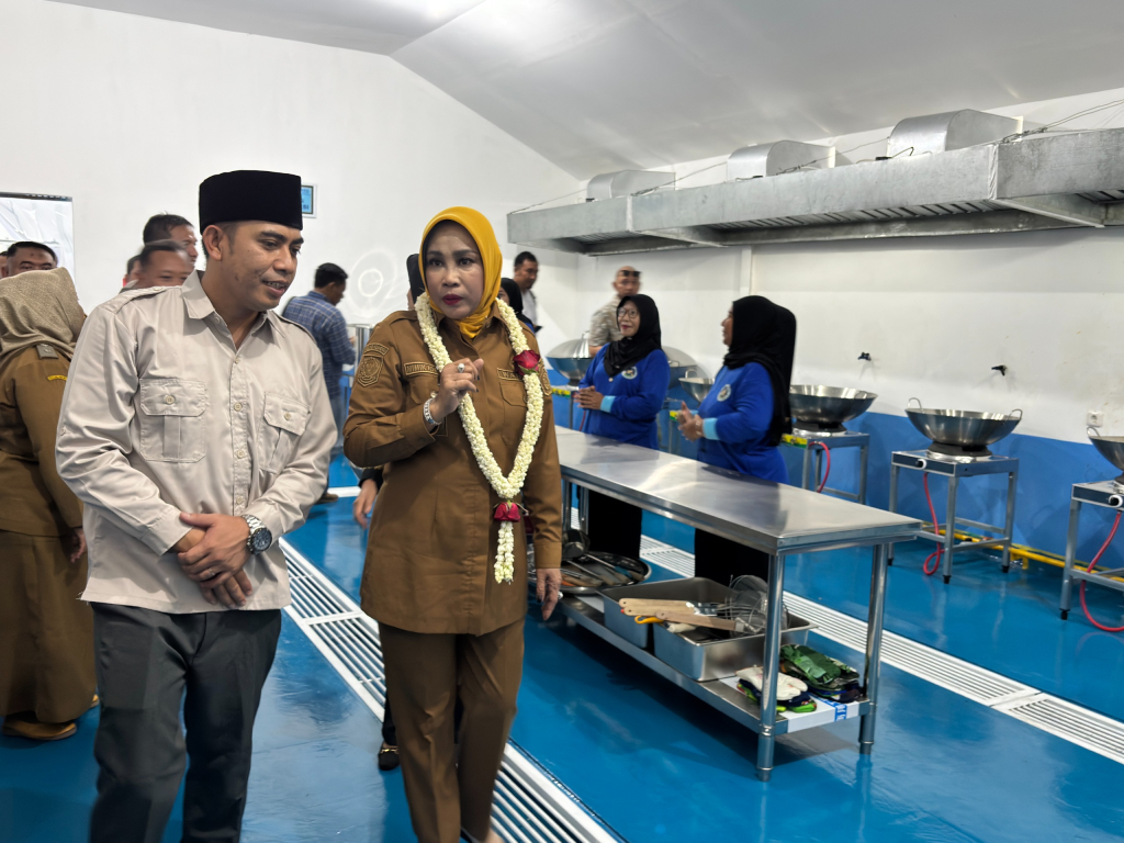 RESMIKAN - Wakil Bupati (Wabup) Sidoarjo Mimik Idayana meresmikan gedung dapur Satuan Pelayanan Pemenuhan Gizi (SPPG) program Makan Bergizi Gratis (MBG) di Desa Temu, Kecamatan Prambon, Sidoarjo, Selasa (13/01/2026).