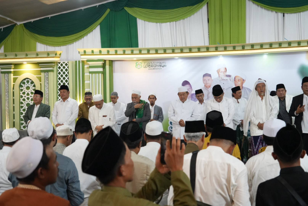 HAUL - Bupati Sidoarjo Subandi menghadiri Doa Bersama dalam rangka Haul Masyayikh Ponpes Al Khoziny Buduran sekaligus peringatan 100 hari wafatnya para Syuhada di Lembaga Ponpes Al Khoziny, Buduran, Sidoarjo, Sabtu (17/01/2026) malam.
