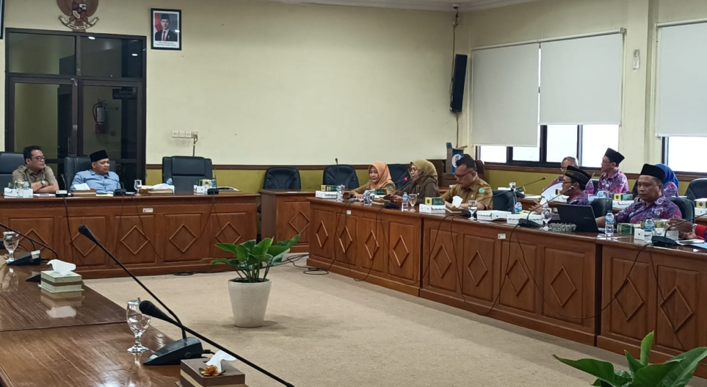 WADUL - Puluhan pengurus Persatuan Perangkat Desa Indonesia (PPDI) Kabupaten Sidoarjo mengadu ke pimpinan dan anggota Komisi A DPRD Sidoarjo dipimpin Ketua Komisi A Rizza Ali Faizin, Selasa (20/01/2026).
