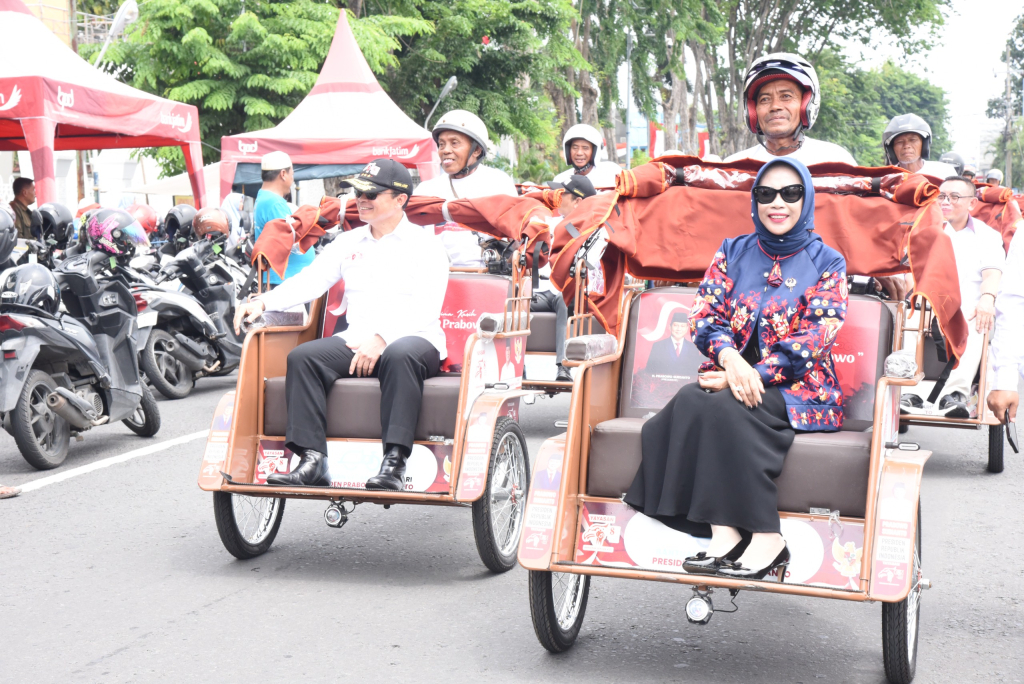 SERAHKAN - Wabup Sidoarjo Mimik Idayana menyerahkan bantuan 200 unit becak listrik dari Presiden Republik Indonesia, Prabowo Subianto kepada para abang becak di Sidoarjo di Pendopo Delta Wibawa, Rabu (21/01/2026).