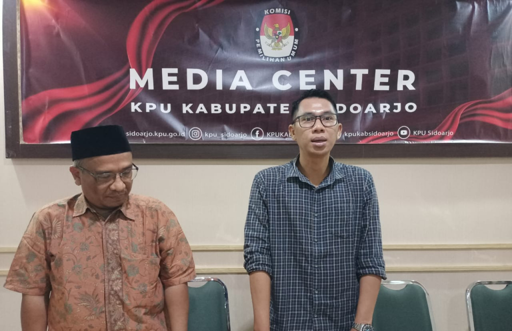 KETERANGAN - Ketua KPU Sidoarjo Fauzan Adhim didampingi Haidar Munjid (komisioner) memberikan keterangan soal dana kampanye Paslon Baik tidak sampai Rp 28 miliar di Kantor KPU Sidoarjo, Jumat (23/01/2026).