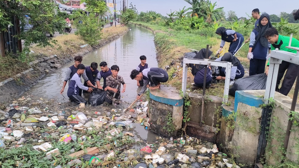 BERSIH - MKKS SMK Swasta Sidoarjo menggelar Pekan SMK Swasta Sidoarjo Peduli Lingkungan sebagai peringatan Hari Lingkungan Hidup dengan bersih - bersih lingkungan dan sungai, Jumat (23/01/2026).