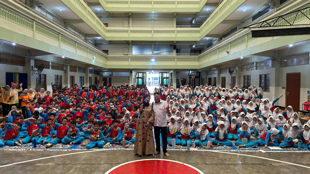 HARI GIZI - SD Al Muslim Sidoarjo menggelar acara edukatif menyenangkan memperingati Hari Gizi bertema Healthy Inside, Active Outside untuk menanamkan kesadaran pentingnya gizi seimbang dan gaya hidup sehat sejak usia dini, Jumat (23/01/2026).