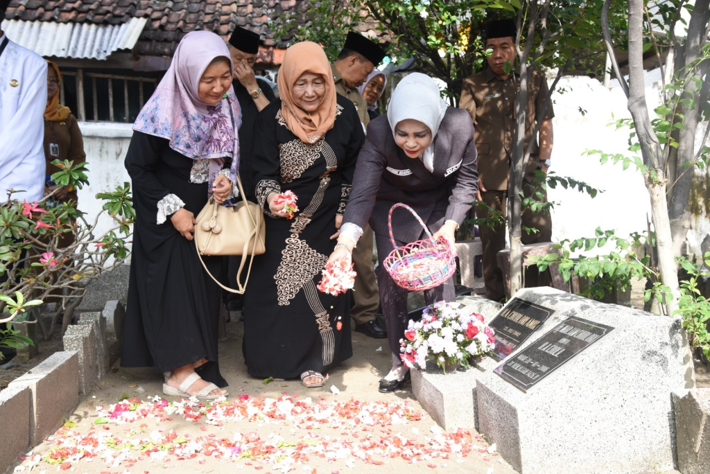 ZIARAH - Wabup Sidoarjo Mimik Idayana dan Forkopimda menggelar ziarah ke makam para mantan Bupati dan Wabup Sidoarjo sebagai rangkaian peringatan Harjasda) ke 167, Senin (26/01/2026).