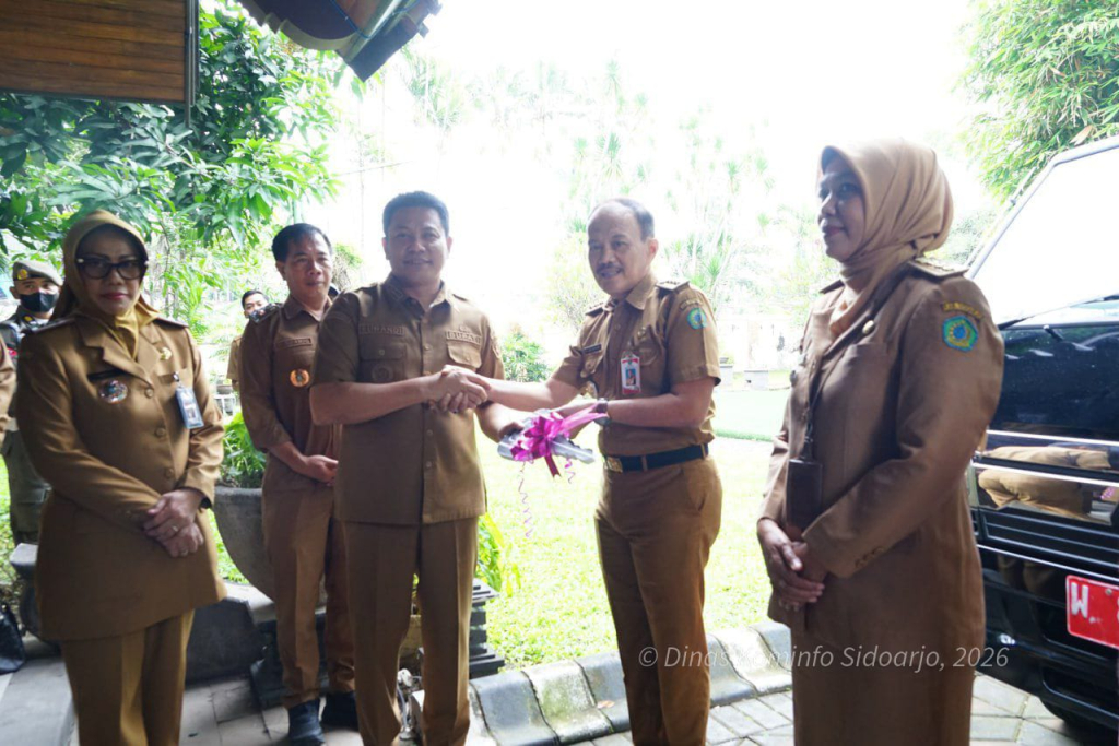 SERAHKAN - Bupati Sidoarjo Subandi menyerahkan satu mobil pikup beserta satu unit stamper atau alat pemadat aspal kepada 18 kecamatan yang ada di Kabupaten Sidoarjo di Pendopo Delta Wibawa Pemkab Sidoarjo, Selasa (27/01/2026).
