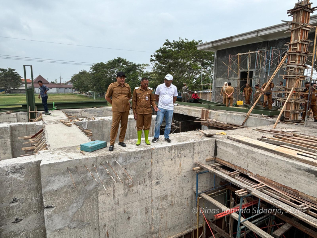SIDAK - Bupati Sidoarjo Subandi menggelar Sidak bersama Dinas Pekerjaan Umum dan Bina Marga (PUBM dan SDA) serta Forkopimka Candi ke proyek rumah pompa di Desa Kedungpeluk, Kecamatan Candi, Sidoarjo, Selasa (27/01/2026).