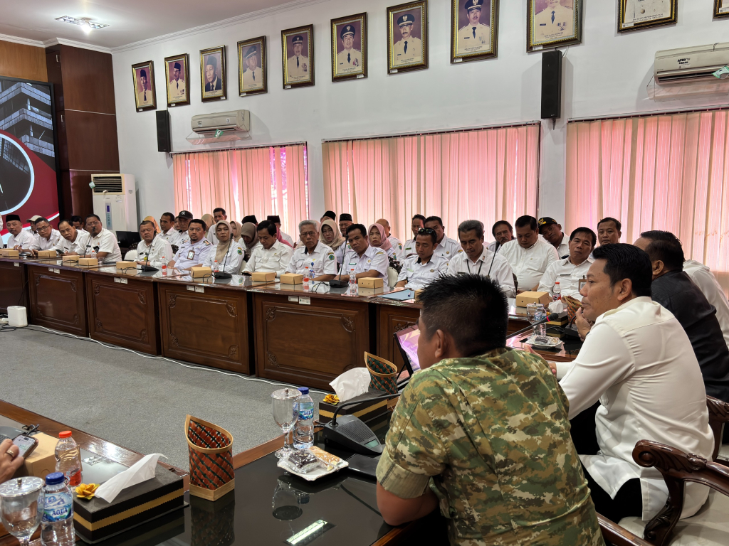 DUKUNG - Bupati Sidoarjo, Subandi dalam Rapat Koordinasi (Rakor) bersama pimpinan DPRD, Forkopimda, Camat serta Kepala Desa (Kades) di ruang OPS Room Setda Sidoarjo mendukung pengiriman Koperasi Marah Putih, Rabu (28/01/2026).