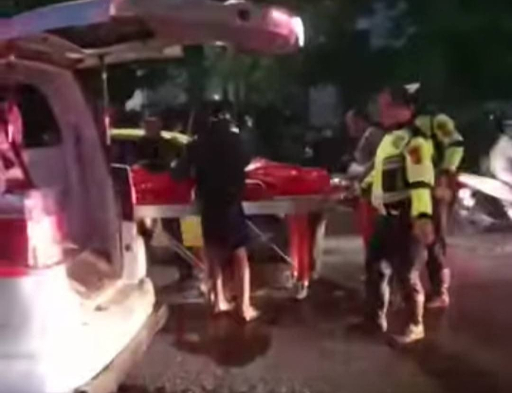 EVAKUASI - Sejumlah petugas mengevakuasi korban kecelakaan di JL Raya Jabaran, Kecamatan Balongbendo, Sidoarjo usai tertimpa motornya, Rabu (28/01/2026) malam.