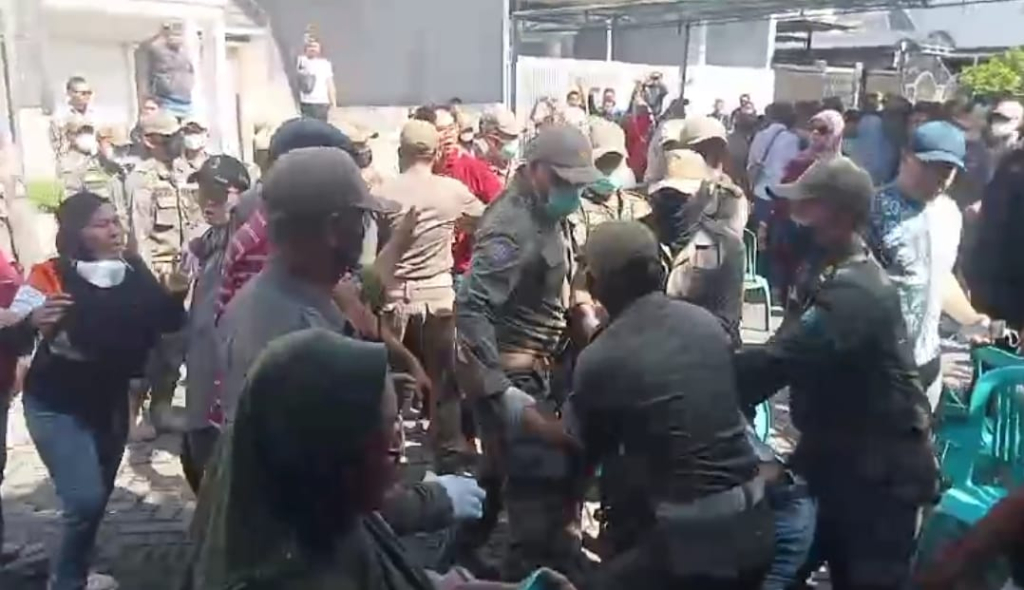 BONGKAR PAKSA - Ratusan petugas Satpol PP dibantu sebuah alat berat dikerahkan membongkar tembok batas Perumahan Mutiara Regency sebelumnya diwarnai insiden pemukulan dan injak-injak warga hingga terluka, Kamis (29/01/2026).