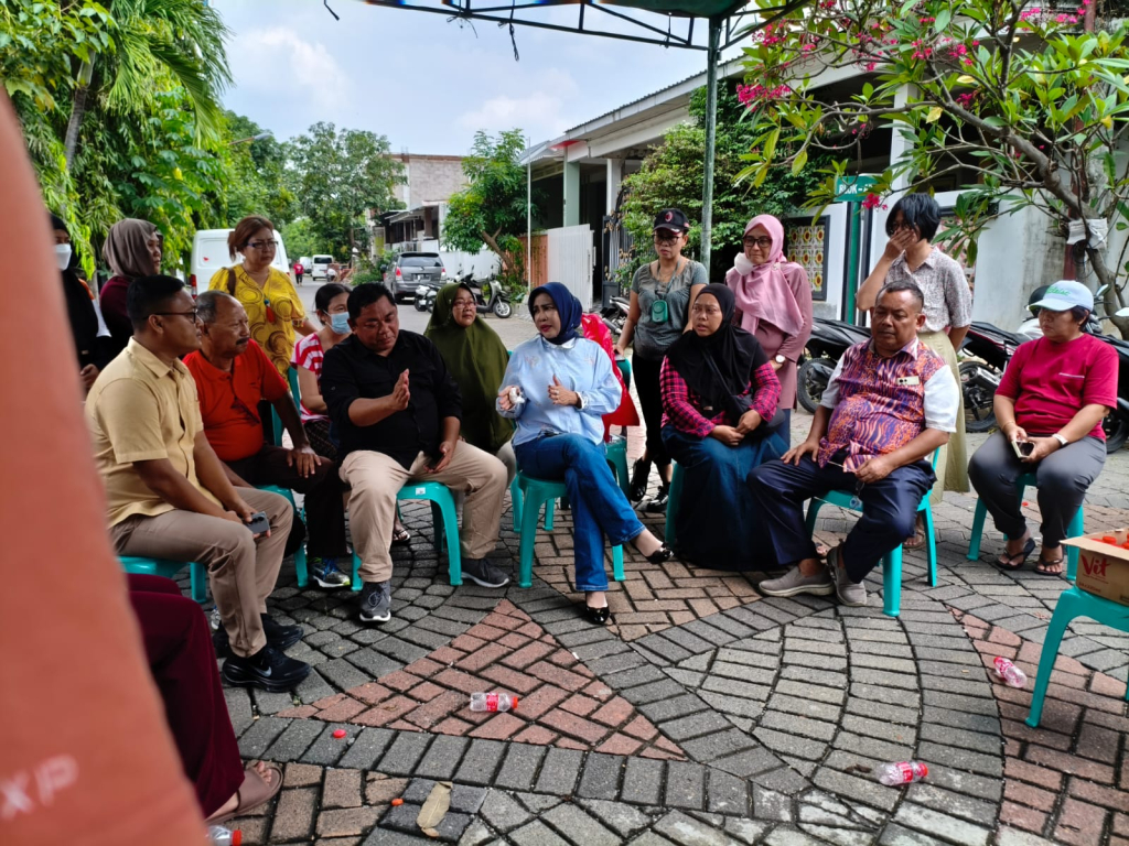 KECEWA - Perwakilan warga Perumahan Mutiara Regency mengungkapkan kekecewaannya kepada Wabup Sidoarjo Mimik Idayana dan anggota Komisi C DPRD Sidoarjo Emir Firdaus usai pembongkaran tembok, Kamis (29/01/2026).