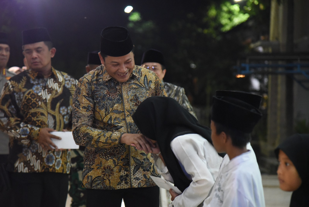 SYUKURAN - Bupati Sidoarjo Subandi membajak seluruh masyarakat menjadikan momentum Harjasda ke 167 sebagai ajang refleksi dan penguatan nilai-nilai kebersamaan saat malam Syukuran Harjasda di Pendopo Delta Wibawa, Jumat (30/01/2026) malam.