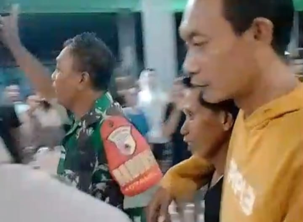 DIAMANKAN - Tersangka kasus pencabulan terhadap anak dibawah umur M (60) diamankan petugas Polsek Tulangan saat hendak dihakimi massa di Balai Desa Medalem, Kecamatan Tulangan, Sidoarjo, Selasa (06/01/2026) malam.