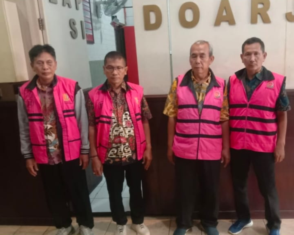 Hukum dan Kriminal Berkas Lengkap, Tim JPU Kejari Sidoarjo Tahan 4 Kades Aktif Asal Tulangan yang Diduga Terlibat Jual Beli Jabatan