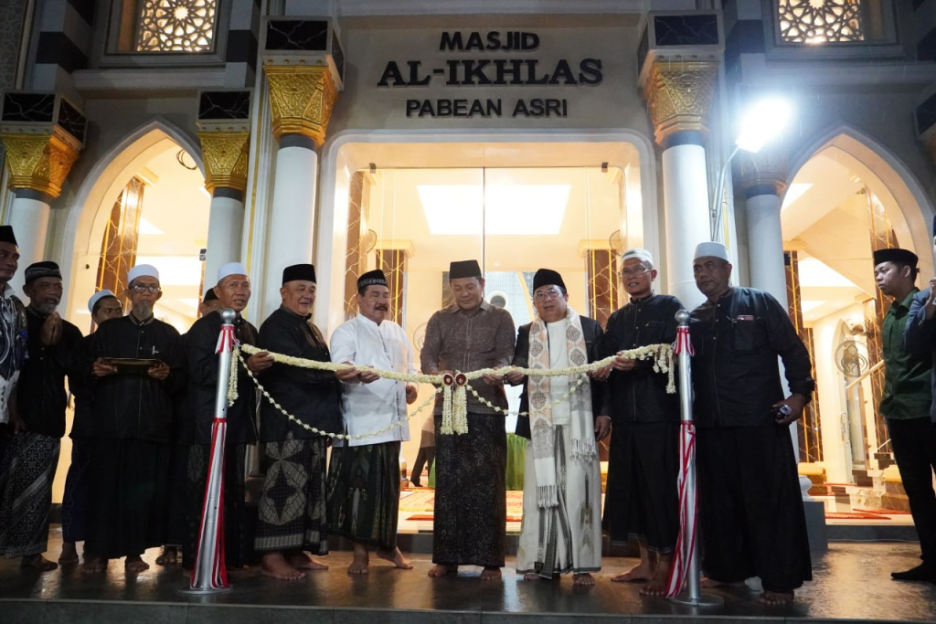 republikjatim.com/Sudarmawan RESMIKAN - Bupati Sidoarjo Subandi meresmikan Masjid Al Ikhlas di Perumahan Pabean Asri, Desa Pabean, Kecamatan Sedati, Sidoarjo yang dibangun sejak lima tahun lalu, Sabtu (31/01/2025) malam.