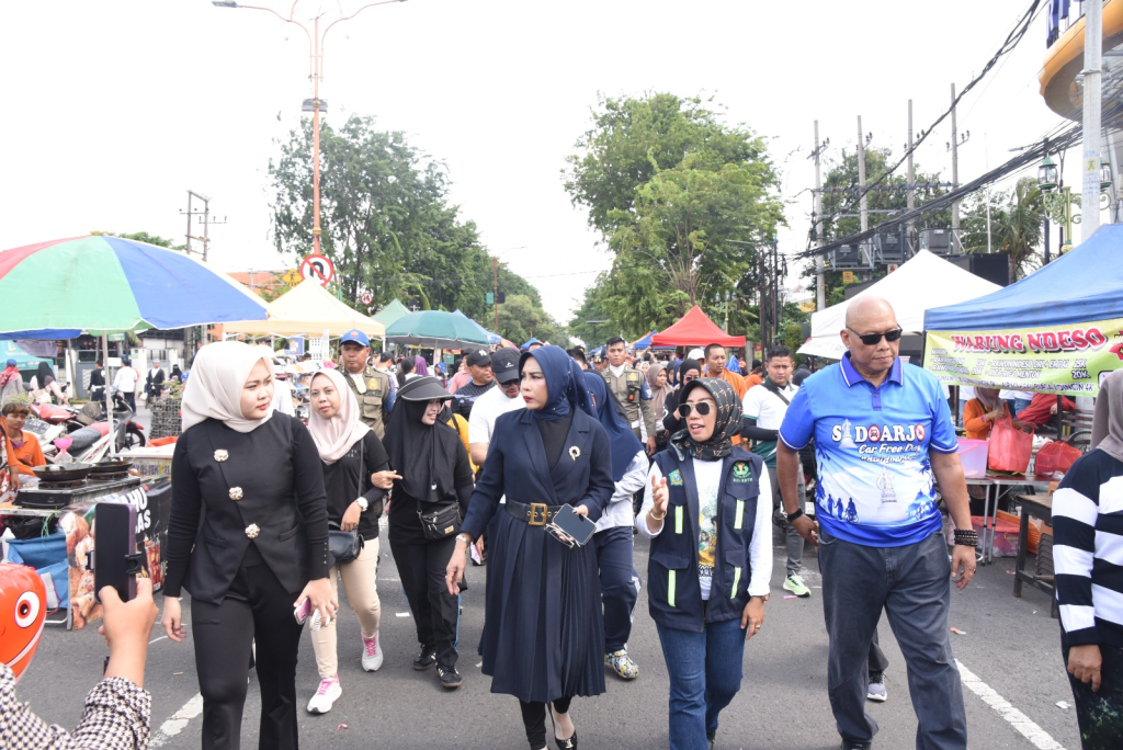 Ribuan Warga Antusias Car Free Day Perdana di JL Ahmad Yani Bersamaan Warga Penasaran Wajah Alun - Alun Sidoarjo