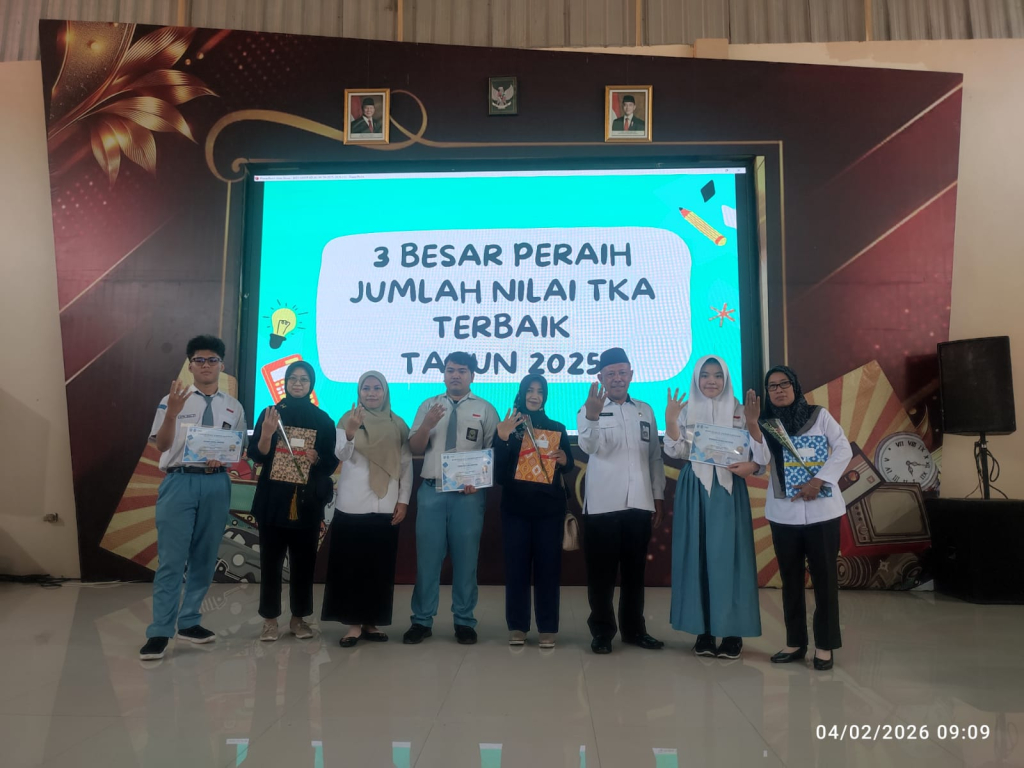 MOTIVASI - Ketua Yayasan Pendidikan Bimbel Kedinasan TNI Polri Taruna Cendekia, Christina Indah memberi motivasi ratusan siswa dan walimurid untuk meraih sukses dan masuk PTN di Aula Sport Center SMAN 4 Sidoarjo, Rabu (04/02/2026).