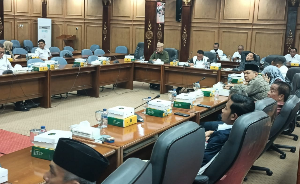 HEARING - Ketua DPRD Abdillah Nasih memimpin hearing dengan OPD terkait soal pembongkaran tembok batas Perumahan Mutiara Regency dan Mutiara City di ruang Paripurna DPRD Sidoarjo, Rabu (04/02/2026).