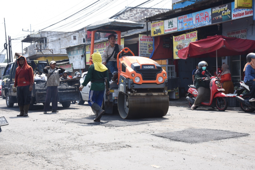 PERBAIKAN - Dinas Pekerjaan Umum Bina Marga dan Sumber Daya Air (PUBM dan SDA) Pemkab Sidoarjo berupaya mempercepat penanganan infrastruktur jalan rusak di berbagai wilayah di Kota Delta, Rabu (04/02/2026).