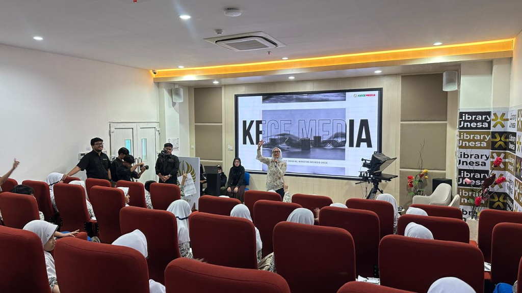 PODCAST - SD Al Muslim menyelenggarakan kegiatan Public Speaking Class on Tour ke Kece Media Universitas Negeri Surabaya (Unesa), Kamis (05/02/2026).