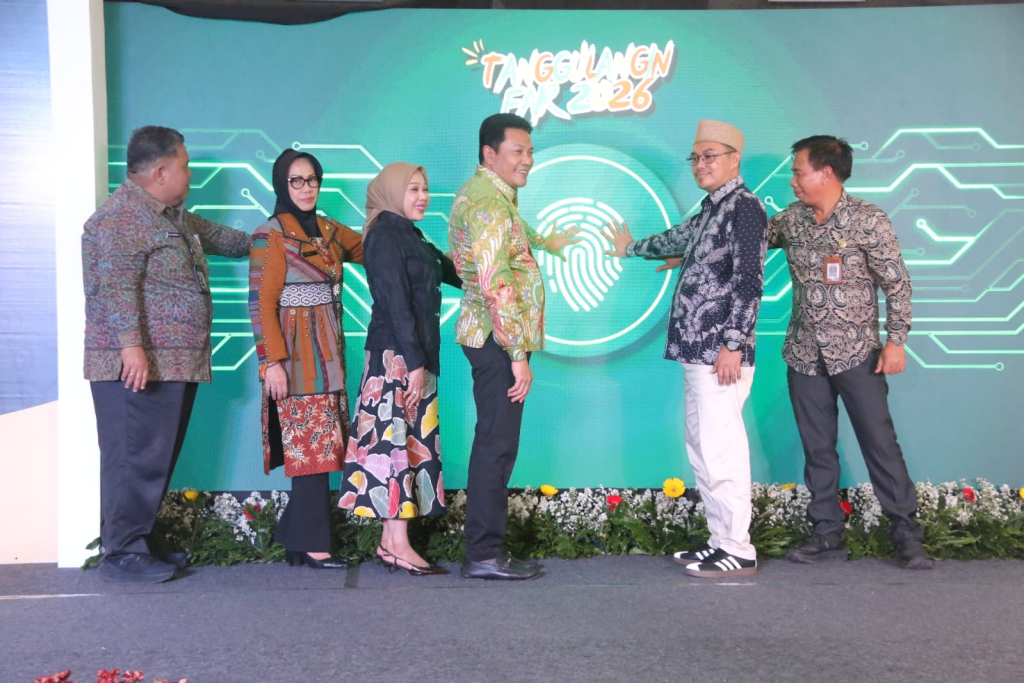 BUKA - Bupati Sidoarjo Subandi membuka acara Tanggulangin Fair untuk menunjukkan komitmen dalam mendukung penguatan industri kreatif daerah melalui penyelenggaraan Pameran Tanggulangin Fair 2026, Kamis (05/02/2026).