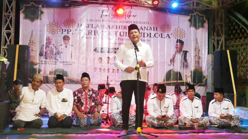 PESAN - Bupati Sidoarjo Subandi saat menghadiri Tabligh Akbar Haflah Akhirussanah di Pondok Pesantren Tarbiyatul Fudlola' Prambon mengajak warga tetap guyub rukun menjelang Pilkades, Kamis (05/02/2026) malam.