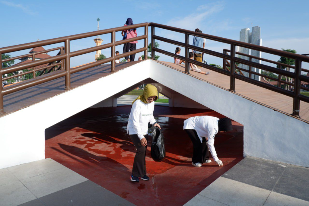 BERSIHKAN - Sekretaris Daerah Sidoarjo, Fenny Apridawati memimpin seluruh Aparatur Sipil Negara (ASN) Pemkab Sidoarjo melaksanakan kerja bakti bersih-bersih di Alun-Alun Sidoarjo, Jumat (06/02/2026).