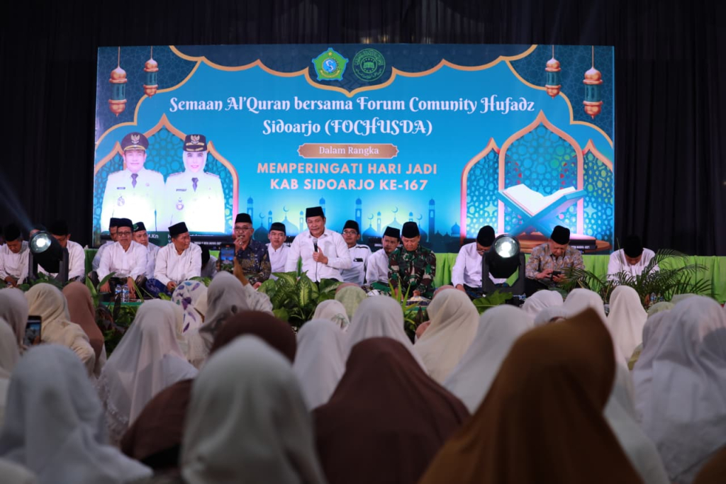 SEMAAN - Lantunan ayat suci Al Qur’an menggema mengiringi kehadiran Bupati Sidoarjo Subandi dalam Semaan Al Qur’an bersama Forum Community Huffadz Sidoarjo (Fochusda) di Pendopo Delta Wibawa, Jumat (06/02/2026) malam.