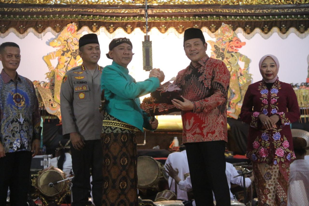 WAYANG - Bupati Sidoarjo Subandi membuka pagelaran wayang kulit Semar Bangun Kayangan dalam rangka Harjasda ke 167 di Pendopo Delta Wibawa, Sidoarjo, Sabtu (07/02/2026) malam.