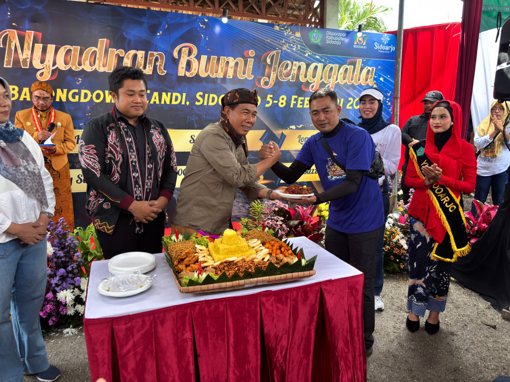NYADRAN - Asisten Perekonomian dan Pembangunan Setda Kabupaten Sidoarjo M Bahrul Amig membuka acara Nyadran warga Desa Balongdowo, Kecamatan Candi, Sidoarjo menuju makam Dewi Sekardadu di Kepetingan, Minggu (08/02/2026).