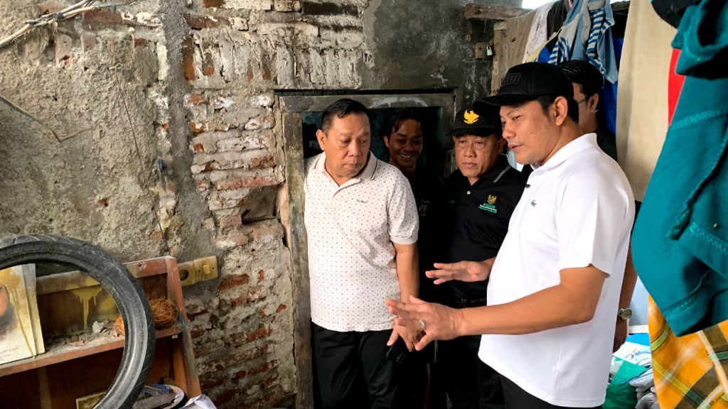 BANTUAN - Bupati Sidoarjo Subandi menyerahkan kursi roda sekaligus menjanjikan perbaikan Rumah Tidak Layak Huni (RTLH) di beberapa desa di Kecamatan Gedangan, Sidoarjo, Minggu (08/02/2026).