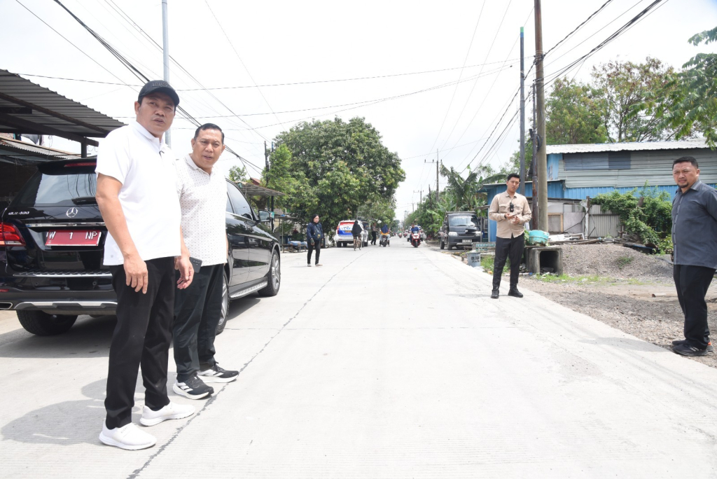 SIDAK - Bupati Sidoarjo Subandi didampingi Wakil Ketua DPRD Sidoarjo Warih Andono melihat hasil betonisasi di JL Desa Sawotratap, Kecamatan Gedangan yang baru dibangun dengan dana Pokir Rp 1,5 miliar, Minggu (08/02/2026).