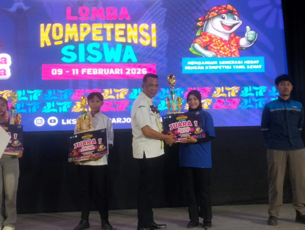 HADIAH - Kepala Cabang Dinas Pendidikan Provinsi Jatim wilayah Surabaya - Sidoarjo Dr Joko Siswanto menyerahkan hadiah para juara Lomba Kompetensi Siswa (LKS) Pendidikan Menengah (Dikmen) saat Closing Ceremony di Aula Lantai 5 SMK YPM 8 Sidoarjo, Rabu (11