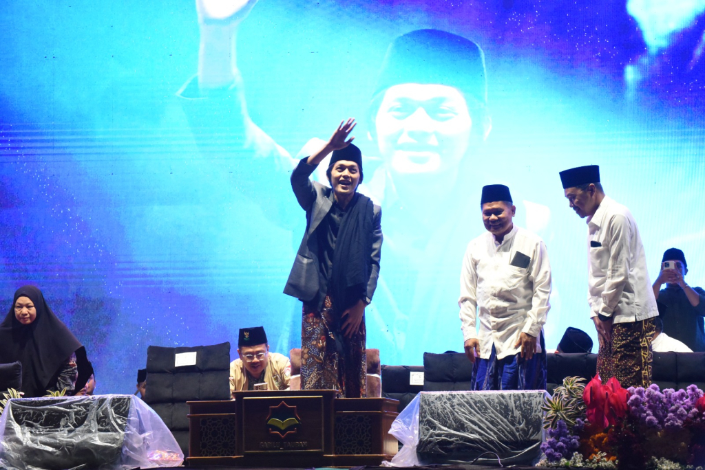 PENGAJIAN - Sidoarjo Bershalawat dan Tabligh Akbar Bersama Gus Iqdam digelar dalam rangka memperingati Hari Jadi Kabupaten Sidoarjo (Harjasda) ke 167 di halaman parkir Mal Pelayanan Publik (MPP) di Lingkar Timur, Selasa (10/02/2026) malam.