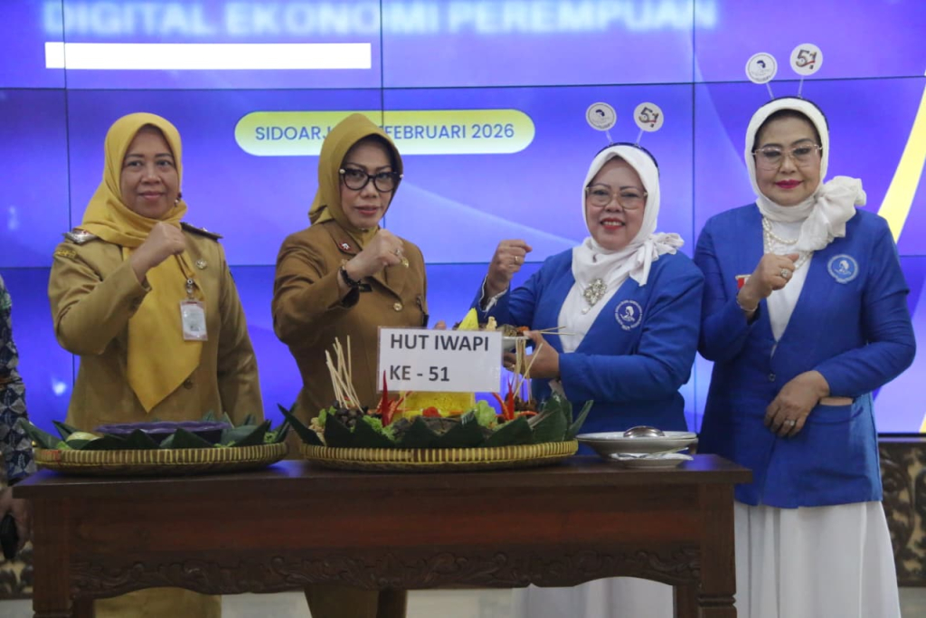 HUT - Perayaan Hari Ulang Tahun (HUT) IWAPI ke 52 ditandai pemotongan tumpeng Sekda Sidoarjo Dr Fenny Apridawati diserahkan ke Ketua DPC IWAPI Sidoarjo Shofiyah di Pendopo, Rabu (11/02/2026).