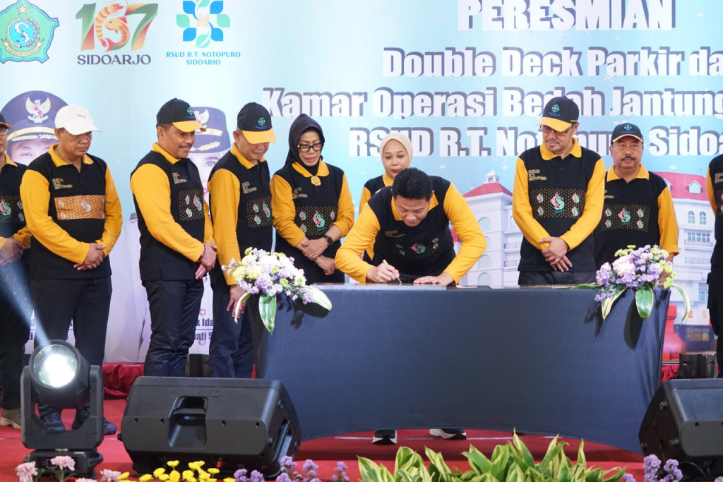 RESMIKAN - Bupati Sidoarjo Subandi meresmikan fasilitas parkir double deck dan kamar operasi bedah jantung terbuka di RSUD RT Notopuro Sidoarjo dengan nilai total Rp 34,5 miliar, Jumat (13/02/2026).