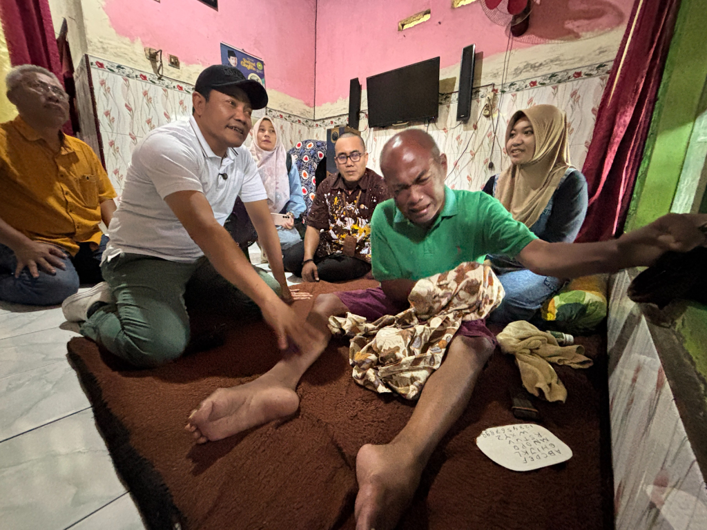 BANTUAN - Bupati Sidoarjo Subandi menyerahkan langsung bantuan sosial berupa kursi roda serta janjikan bantuan perbaikan Rumah Tidak Layak Huni (RTLH) di wilayah Kecamatan Wonoayu dan Kecamatan Tarik, Selasa (17/02/2026).