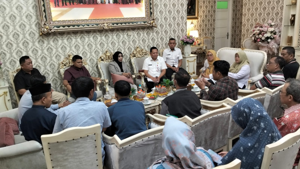 NGADU - Perwakilan warga Perumahan Omah Kweni Desa Anggaswangi, Kecamatan Sukodono mengadu ke Wabup Sidoarjo Mimik Idayana lantaran sudah melunasi rumah belum menerima sertifikat, Rabu (18/02/2026).