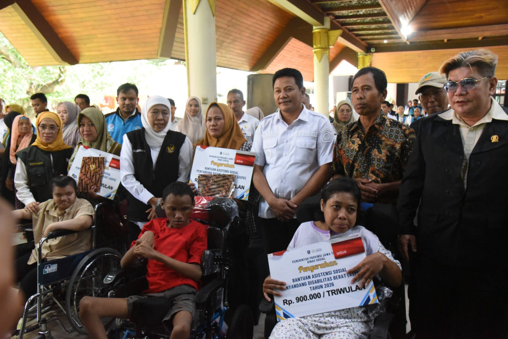 SERAHKAN - Gubernur Jatim Khofifah Indar Parawansa menyalurkan bantuan sosial (bansos) sebesar Rp 3,016 miliar kepada warga Sidoarjo yang simbolis diserahkan Bupati Subandi kepada ratusan penerima manfaat di Pendopo Delta Wibawa, Rabu (18/02/2026).