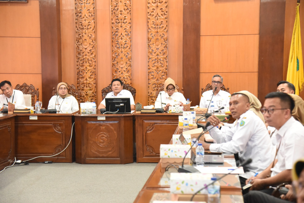RAKOR - Bupati Sidoarjo Subandi meminta para Camat segera memperbaiki jalan rusak saat Rapat Koordinasi (Rakor) pelaksanaan PIWK yang digelar di ruang Delta Wicaksana Kantor Setda, Rabu (18/02/2026).