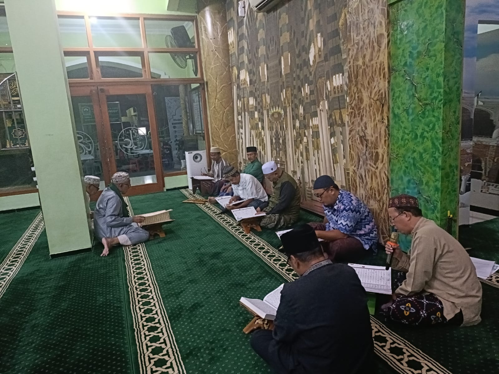TADARUS - Puluhan jamaah Lanjut Usia (Lansia) Masjid Siti Suci Nur Rohmah Perumahan Magersari Permai, Kelurahan Magersari, Kecamatan Sidoarjo usai salat tarawih dan salat para jamaah Lansia Ketagihan Tadarus, Jum'at (20/02/2026) malam.