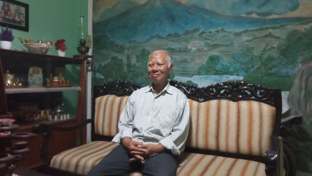 PENJUAL - H Ayugan penjual sawah ke Agus Nasroni pemilik PT Sampurna Indo Raya sejak tahun 2018 dengan nilai jual Rp 2 miliar tapi hanya dibayar Rp 850 juta sampai sekarang belum lunas saat memberikan keterangan di rumahnya, Jumat (28/02/2026).